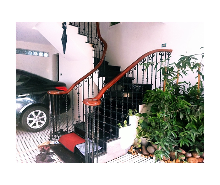 Cầu thang sắt vuông xoắn tay vịn gỗ X3